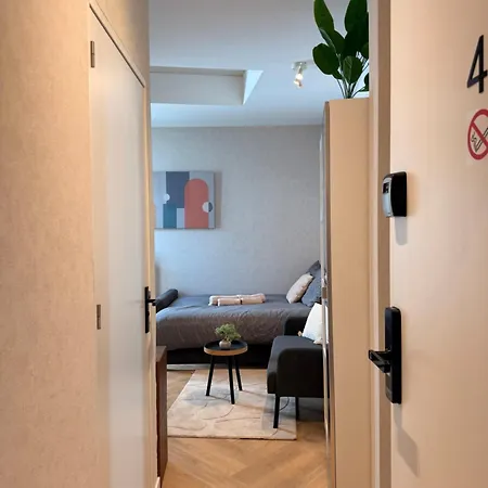 Modern Luxury Near Center *